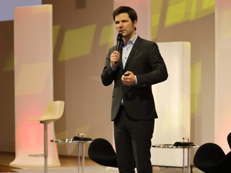 Ein Mann mit einem Mikrofon.